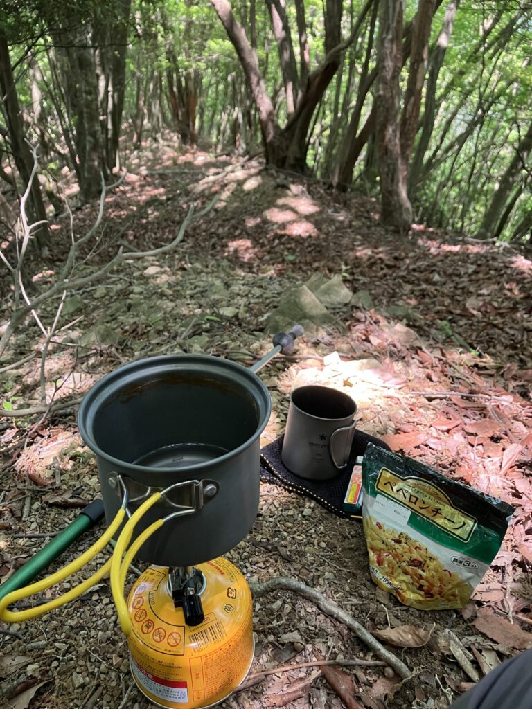 山で昼食を食べる