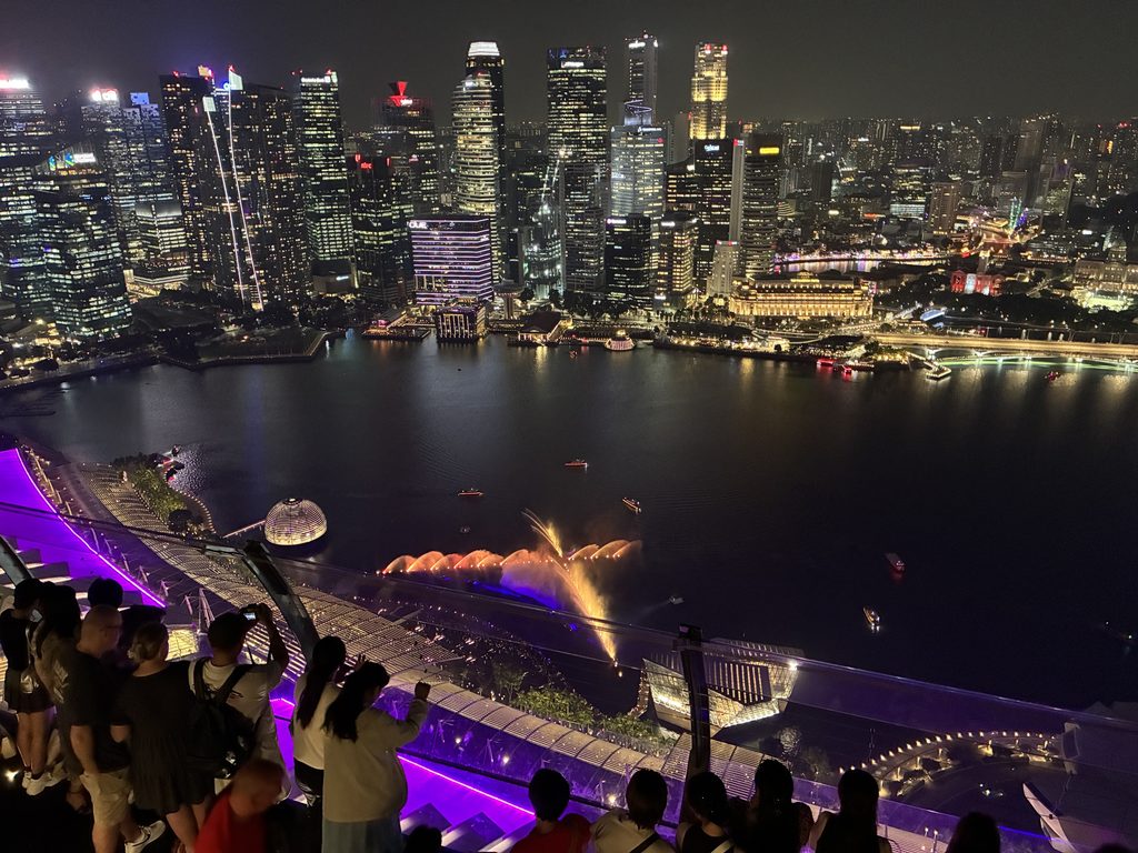 マリーナベイ・サンズ屋上から見た、シンガポールの夜景と観光客